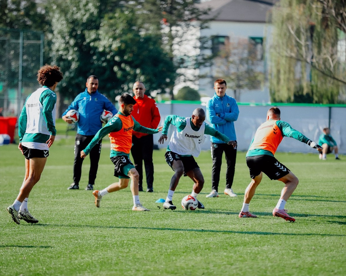 Sakaryaspor, Trendyol 1. Lig'in 16. haftasında deplasmanda Esenler Erokspor ile oynayacağı maçın...