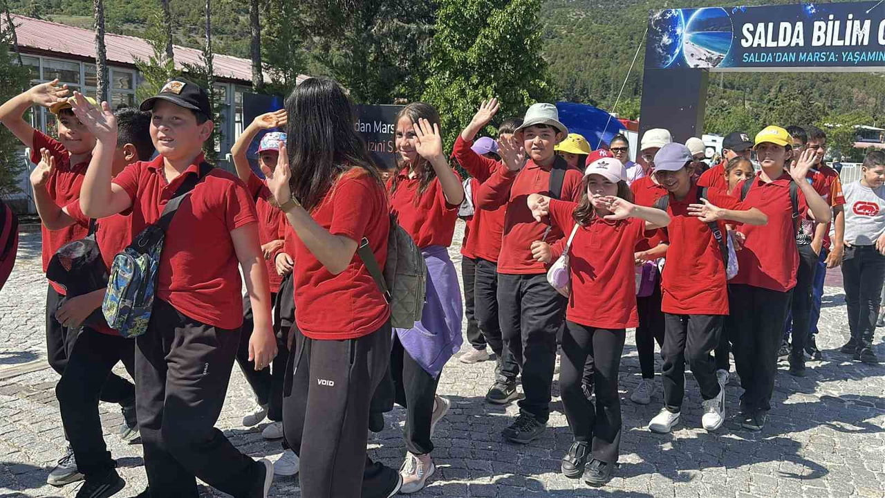 SALDA BİLİM FESTİVALİ ÇERÇEVESİNDE GÖL KIYISINDA KURULAN STANTLAR, DÜZENLENEN ATÖLYELER VE...