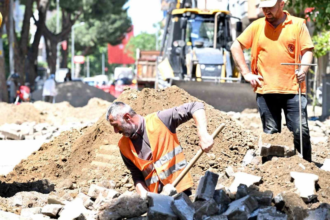SALİHLİ’DE YILLARDIR SU KESİNTİLERİ VE BORU PATLAKLARIYLA GÜNDEME GELEN MAHALLELERDE ALTYAPI...