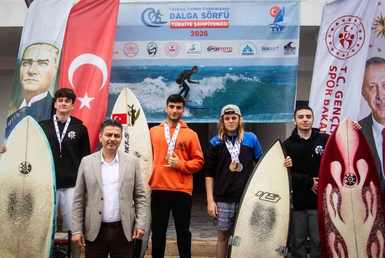SAMANDAĞ’DA DÜZENLENEN TÜRKİYE DALGA SÖRFÜ ŞAMPİYONASINDA HATAYLI SPORCULAR KAZANDIKLARI...