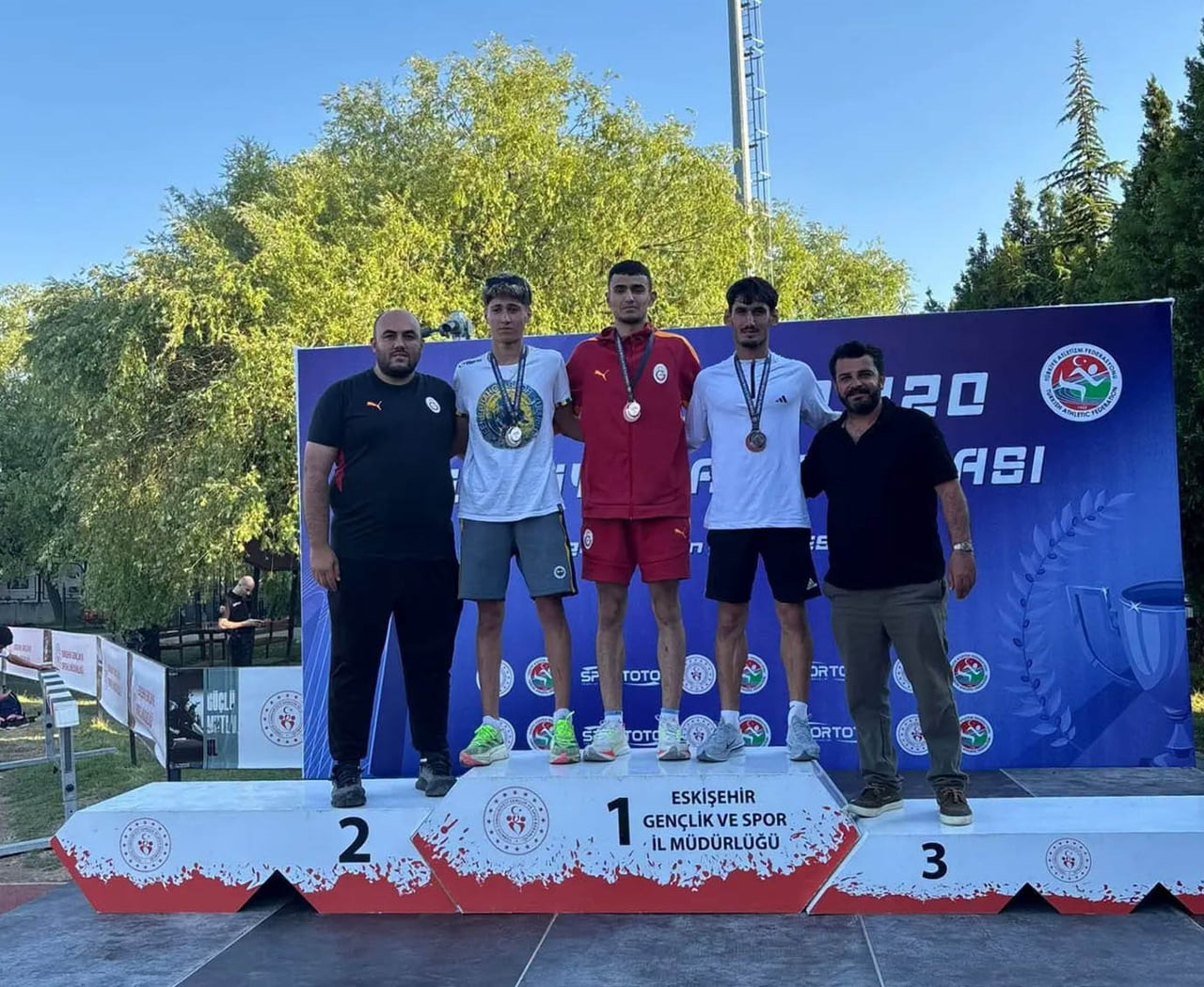 ŞAMPİYONADA 1500 METREDE YARIŞAN SEM SPORCUSU MUHAMMED ARDA KIRATİK (ORTADA), TÜRKİYE ŞAMPİYONU...