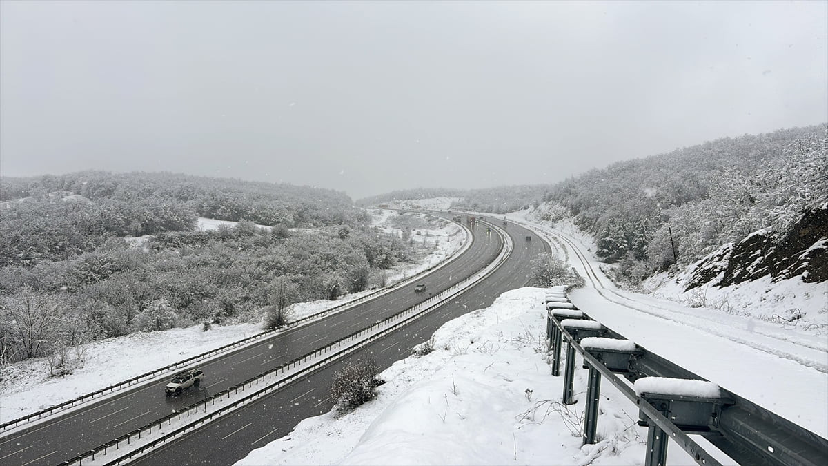 Samsun-Ankara kara yolunda kar yağışı etkili oldu.
