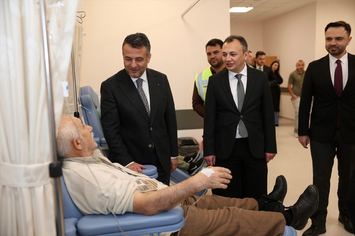 Samsun Büyükşehir Belediye Başkanı Halit Doğan (solda), belediye bütçesinden Samsun'a 100 ambulans...