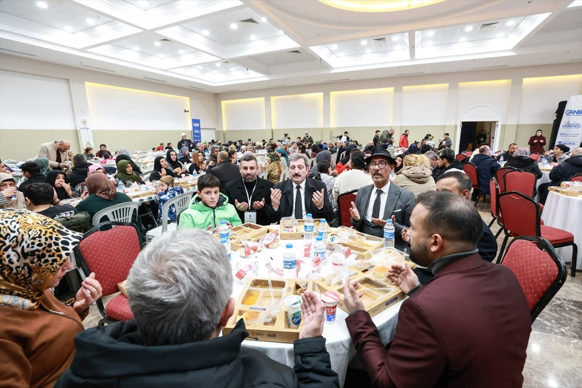 Samsun Büyükşehir Belediyesi tarafından düzenlenen iftar programında Roman vatandaşlar ağırlandı....