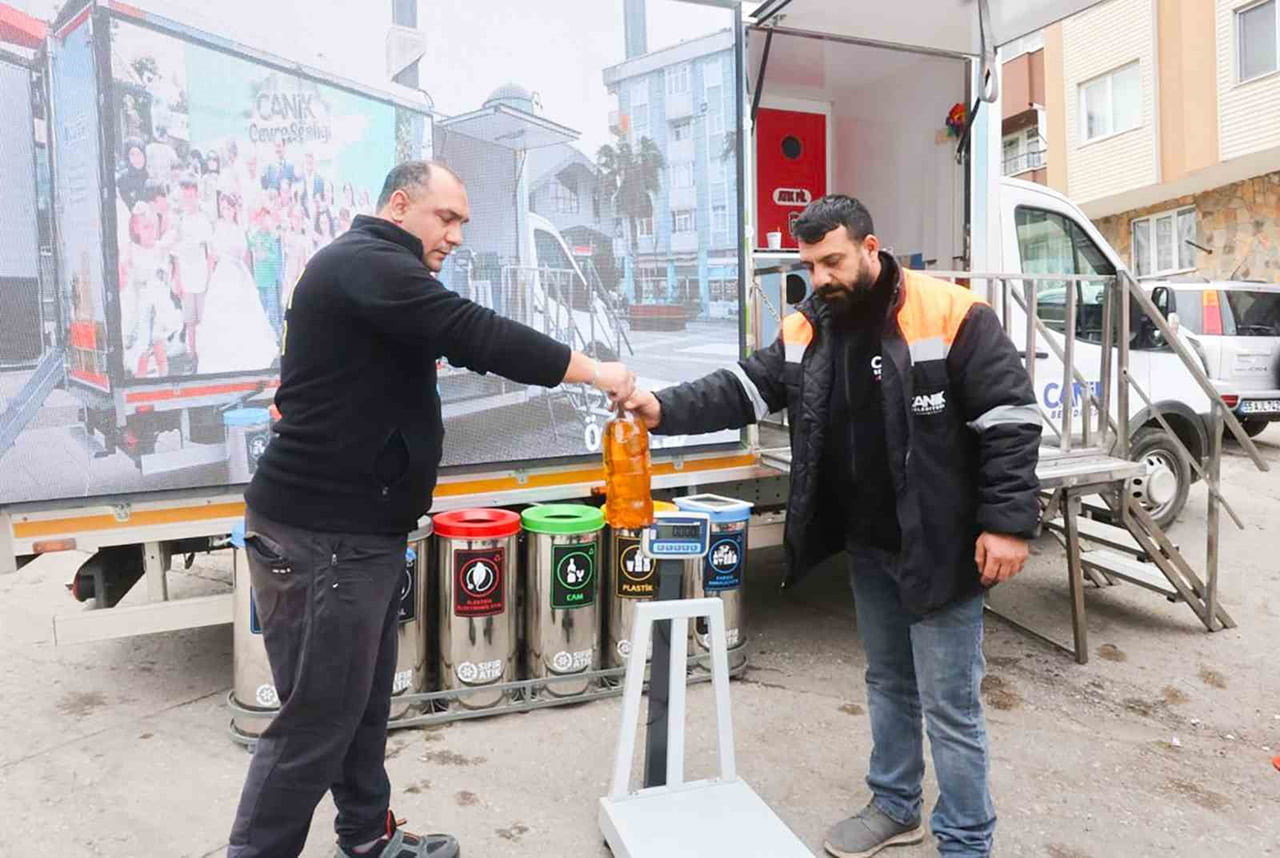 SAMSUN CANİK BELEDİYE BAŞKANI İBRAHİM SANDIKÇI, CANİK MOBİL SIFIR ATIK ARACI'NA ATIKLARINI TESLİM...