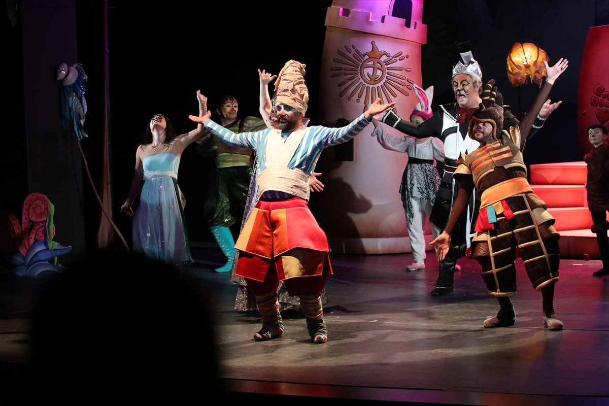 Samsun Devlet Opera ve Balesi, çocuklara yönelik hazırlanan “Masal Şatosu” müzikalini yarın minik...