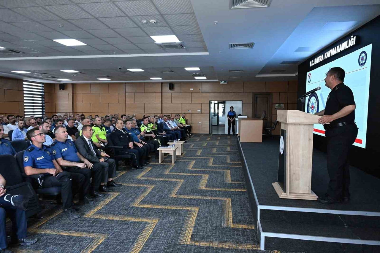 SAMSUN İL EMNİYET MÜDÜRÜ AHMET ARIBAŞ, BAFRA İLÇESİNDE TOPLU TAŞIMA SEKTÖRÜ TEMSİLCİLERİYLE BİR...