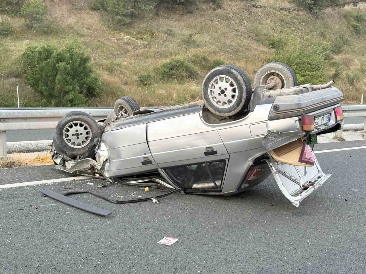 SAMSUN-İSTANBUL KARA YOLU TOSYA İLÇESİ D100 MEVKİİNDE KONTROLDEN ÇIKAN OTOMOBİL, HAFİF TİCARİ ARAÇ...