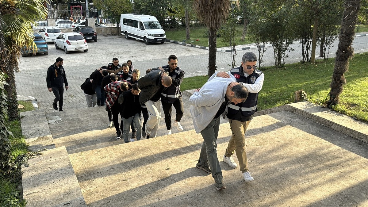Samsun merkezli 5 ilde düzenlenen nitelikli dolandırıcılık operasyonunda 12 şüpheli yakalandı....