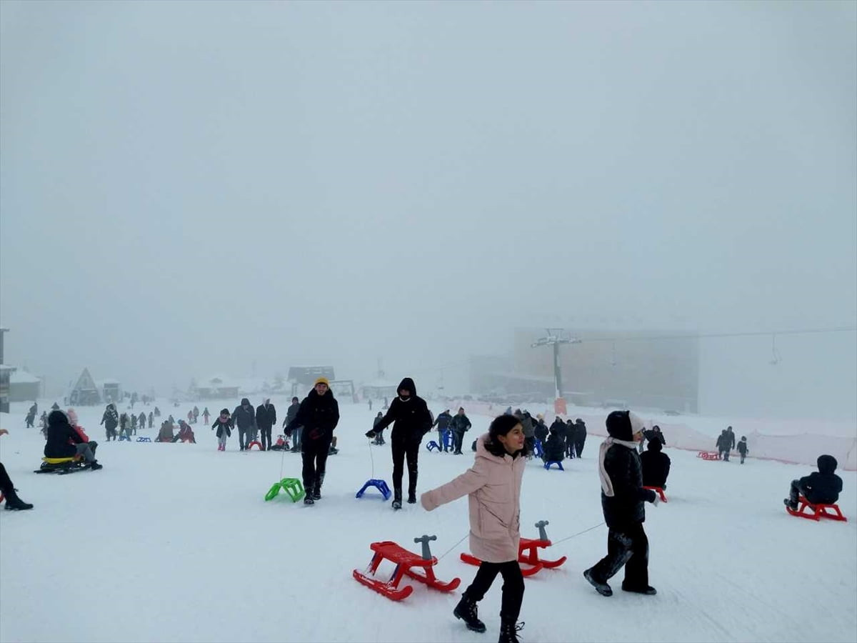 Samsun'da 2 bin 492 öğrenci, Büyükşehir Belediyesince düzenlenen "Petek Genç" gezi programları...