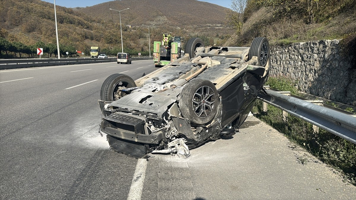 Samsun'da 3 aracın karıştığı trafik kazasında 1'i çocuk 4 kişi yaralandı.