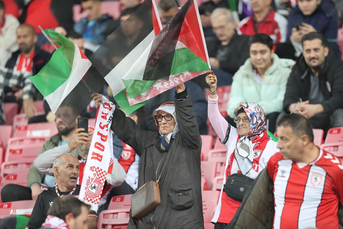 Samsun'da 82 yaşındaki Nevin Demirbağ (sağda) ve 71 yaşındaki Gülten Sofuoğlu Yanık (solda)...