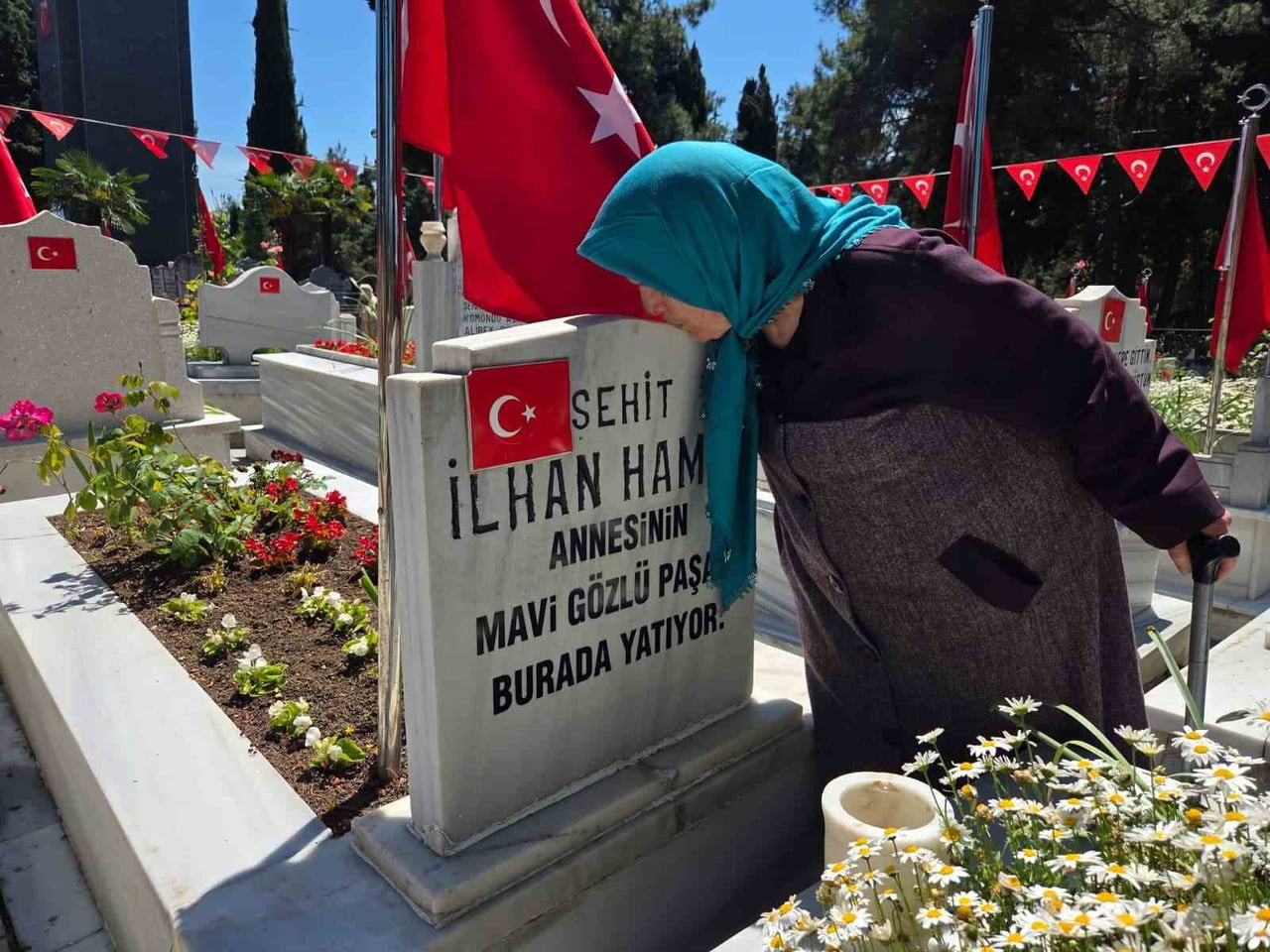 SAMSUN'DA 90 YAŞINDAKİ ŞEHİT ANNESİ BEDRİYE HAMLI, 34 YILDIR ARİFE GÜNLERİ ŞEHİT OĞLUNUN MEZARI...