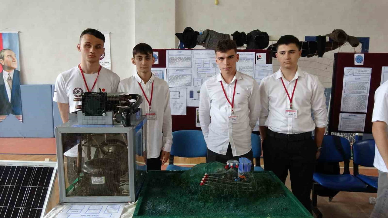 SAMSUN'DA ATAKUM MESLEKİ VE TEKNİK ANADOLU LİSESİ ÖĞRENCİLERİ, HAVADAKİ NEMİ SUYA DÖNÜŞTÜREN...
