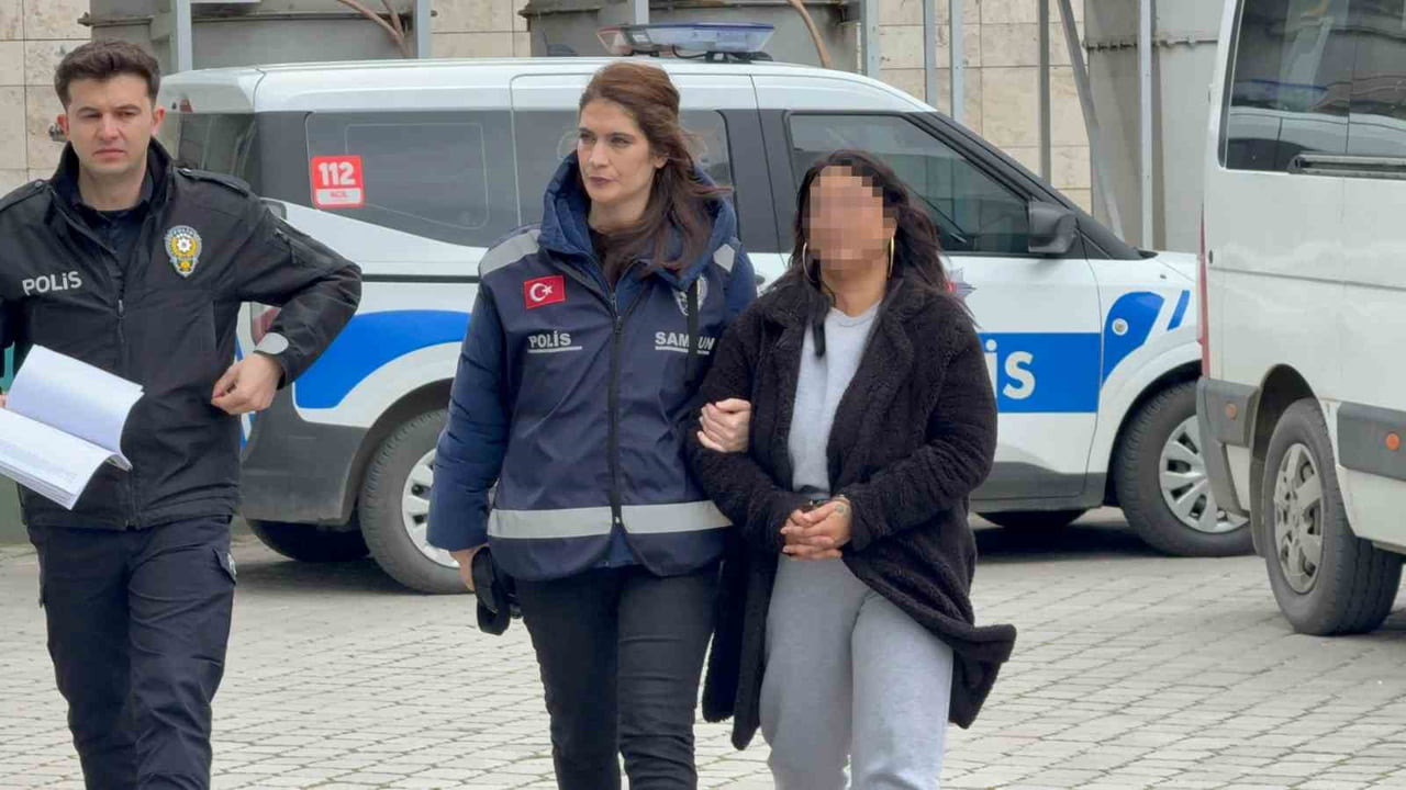 SAMSUN'DA BİR İLKOKULDA GÖREVLİ ÖĞRETMENE DERS SIRASINDA SINIFA GİREREK HAKARET, TEHDİT VE...