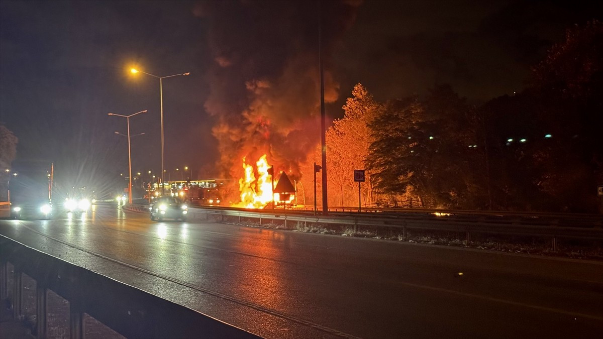 Samsun'da dorsesinde yangın çıkan tır, 8 kilometre boyunca alevlerle yoluna devam etti. Frenleri...