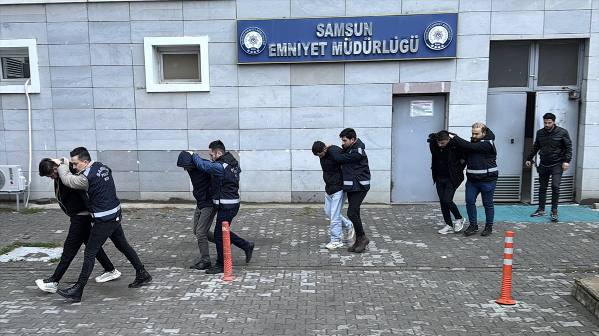 Samsun'da düzenlenen kaçakçılık operasyonunda gözaltına alınan 4 şüpheli adliyeye sevk...