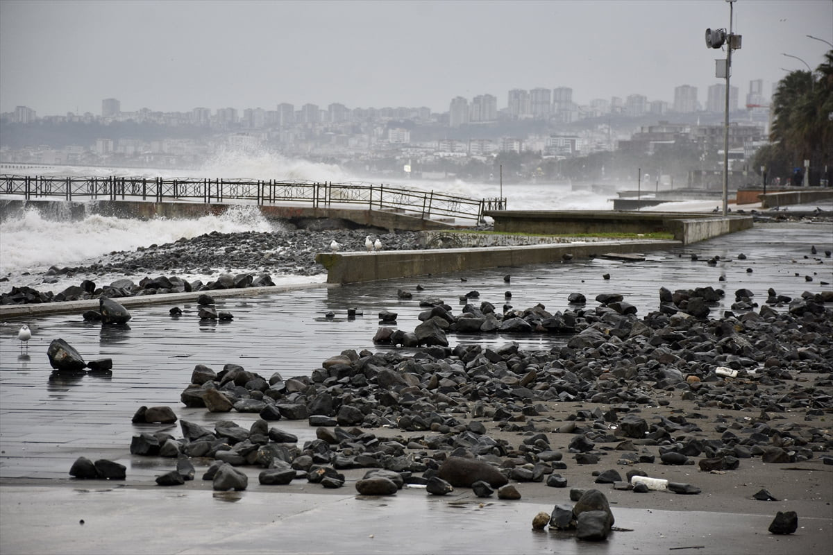 Samsun'da etkili olan fırtına ve sağanak hayatı olumsuz etkiledi. Atakum ilçesinde fırtına...