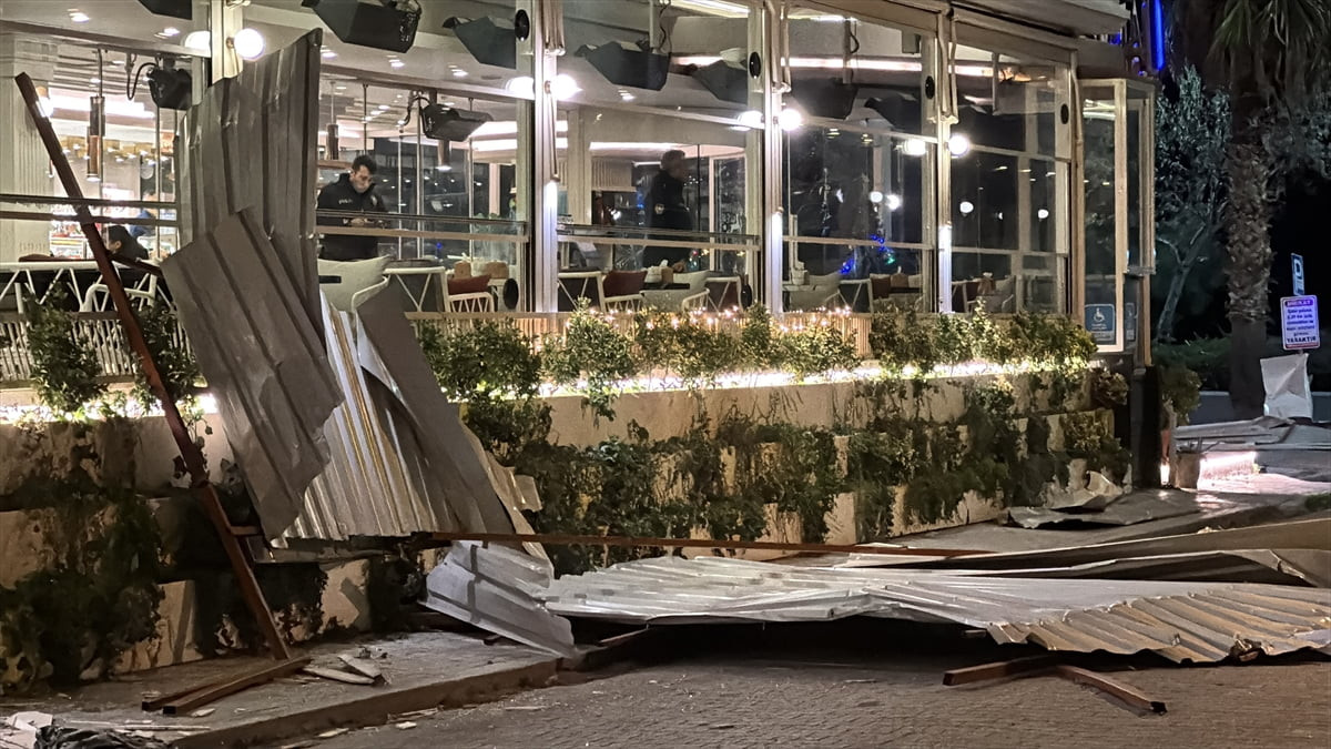 Samsun'da etkili olan kuvvetli rüzgar nedeniyle bir binanın çatısı caddeye düştü.