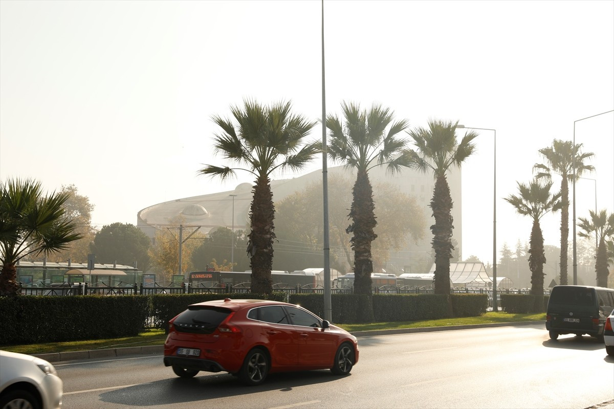 Samsun'da etkili olan sis nedeniyle görüş mesafesi azaldı. Sisin etkisiyle kent merkezi, kıyı...