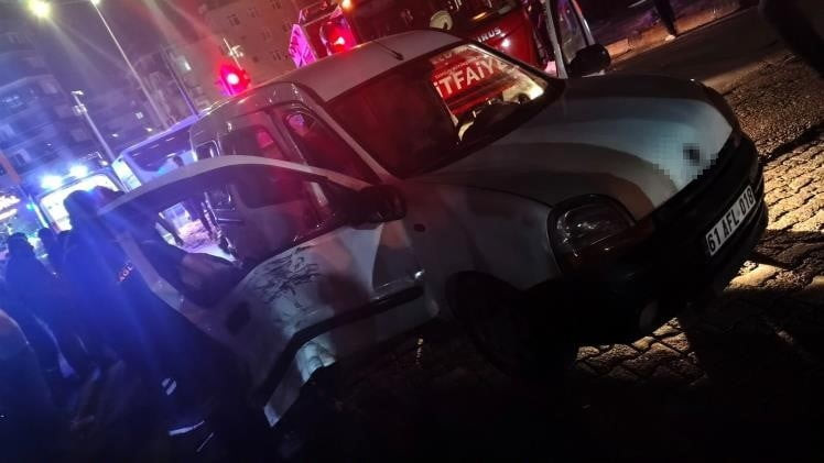 SAMSUN'DA HAFİF TİCARİ ARAÇ İLE MOTOSİKLET ÇARPIŞTI: 5 YARALI