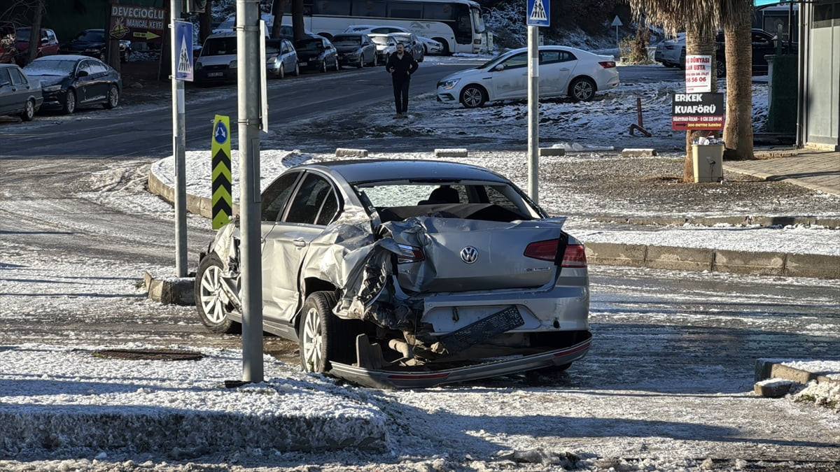Samsun'da, kar yağışı ve buzlanma nedeniyle trafik kazaları meydana geldi.