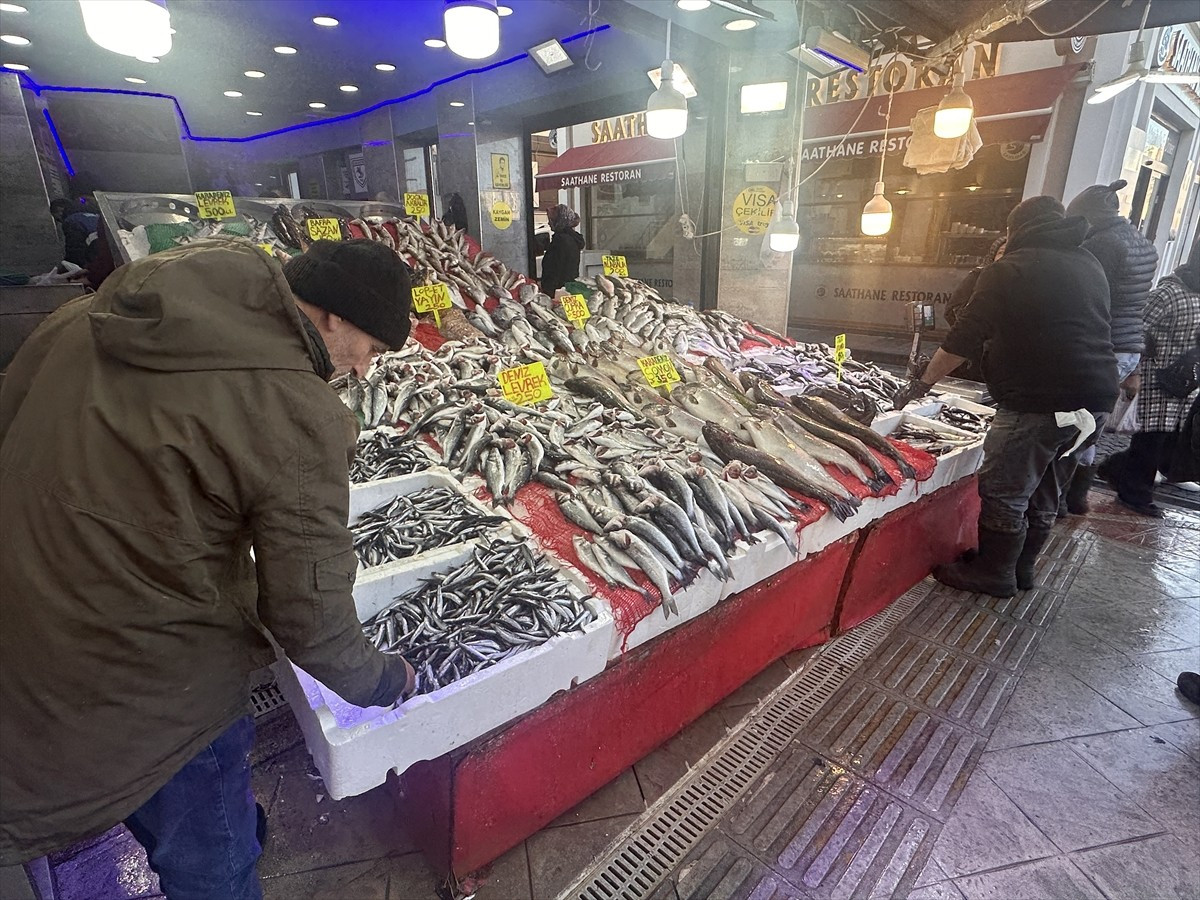 Samsun'da, Karadeniz'de avlanan hamsinin kilogramı ortalama 150 liradan satışa sunuluyor.