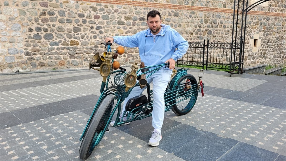 Samsun'da kıyafet mağazası bulunan İsa Ermek'in eski parçaları kullanarak tasarladığı elektrikli...