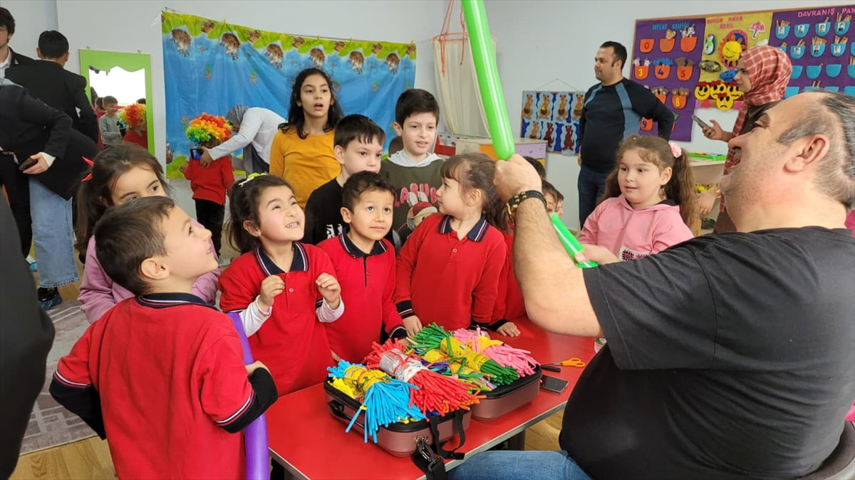 Samsun'da lise öğrencileri sosyal sorumluluk projesi kapsamında anaokulu öğrencileriyle bir araya...