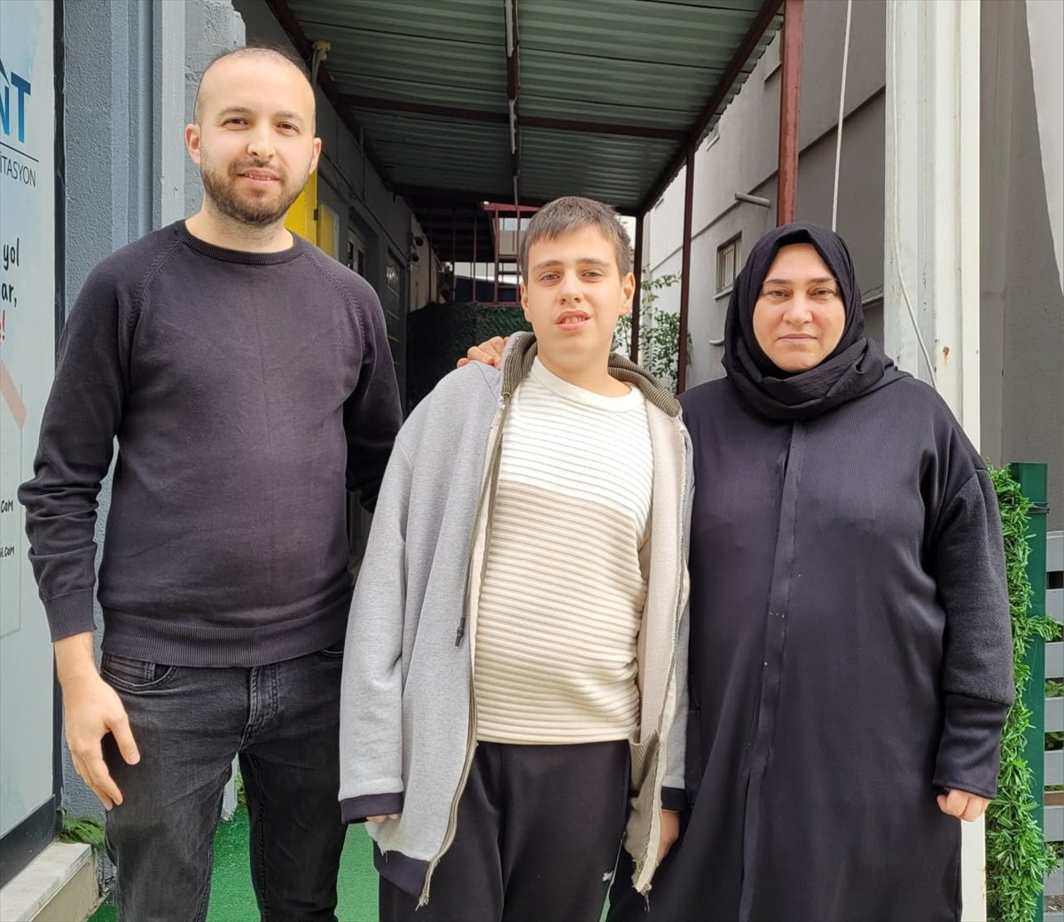 Samsun'da oturan 13 yaşındaki otizmli Tarık Arda Dinç (ortada), müziğe duyduğu ilgi ve yeteneği...