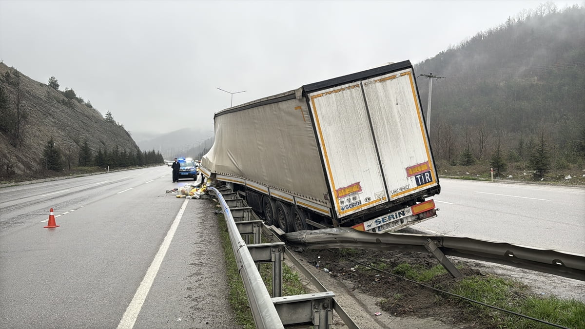 Samsun'da park halindeyken freni boşalan tır refüje çıkarak durabildi.