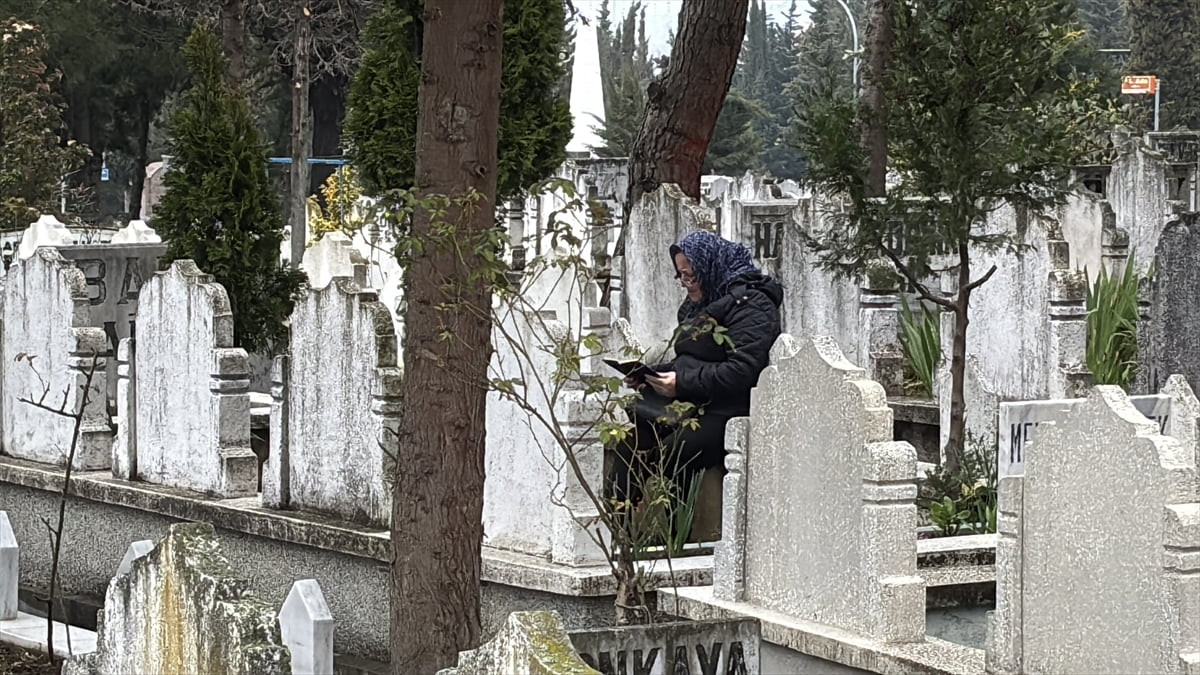 Samsun'da Ramazan Bayramı arifesinde ölen yakınlarına dua etmek isteyenler, mezarlıklarda yoğunluk...
