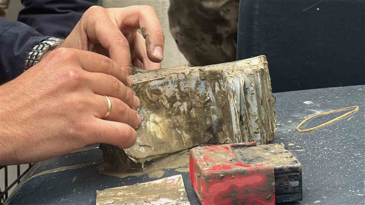 SAMSUN'DA SELİN VURDUĞU HAVZA İLÇESİNDE ÇALIŞMA YAPAN JANDARMA EKİPLERİ, ÇAMURA SAPLANMIŞ HALDE...