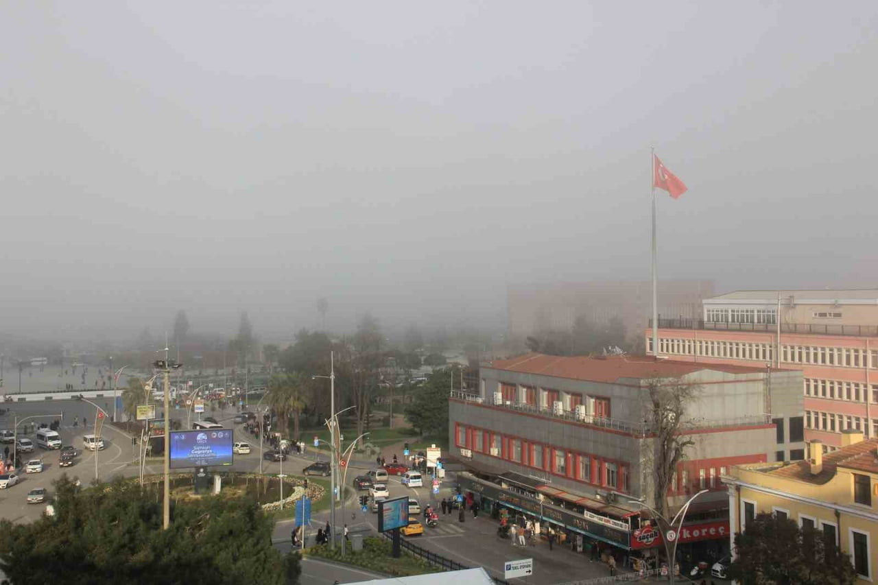 SAMSUN'DA SİS ETKİLİ OLDU, GÖRÜŞ MESAFESİ DÜŞTÜ.