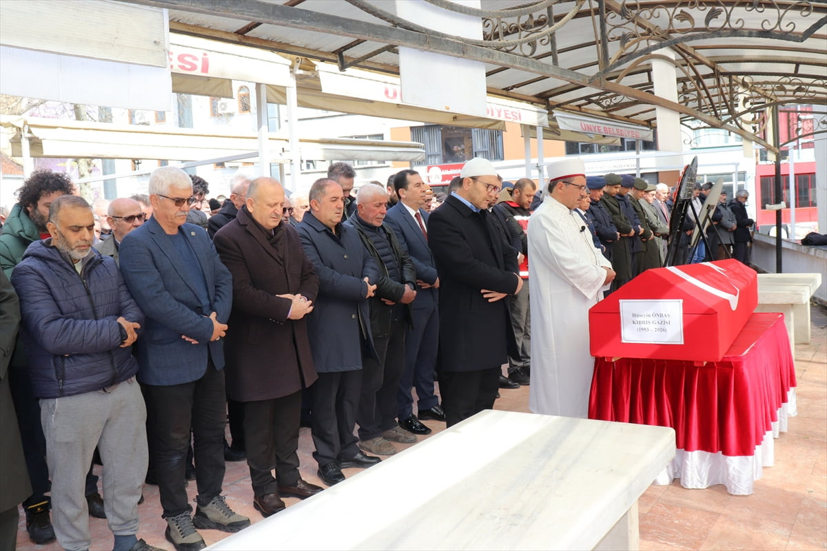 Samsun'da tedavi gördüğü hastanede hayatını kaybeden Kıbrıs gazisi Hüseyin Önbaş'ın cenazesi...
