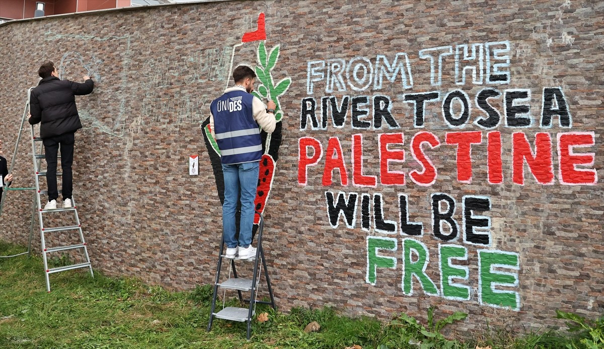 Samsun'da üniversite öğrencileri, İsrail'in Gazze'ye düzenlediği saldırıları protesto etmek ve...