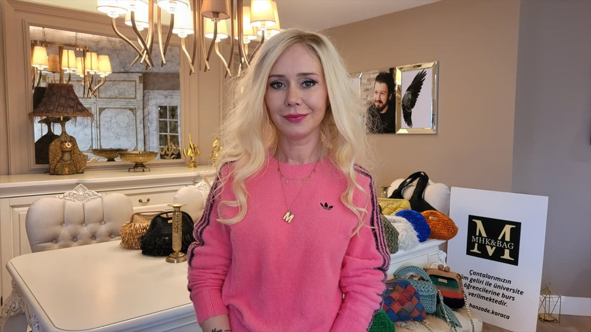 Samsun'da yaşayan 52 yaşındaki Hanzade Karaca, ördüğü çantaların satışından elde ettiği geliri, 24...