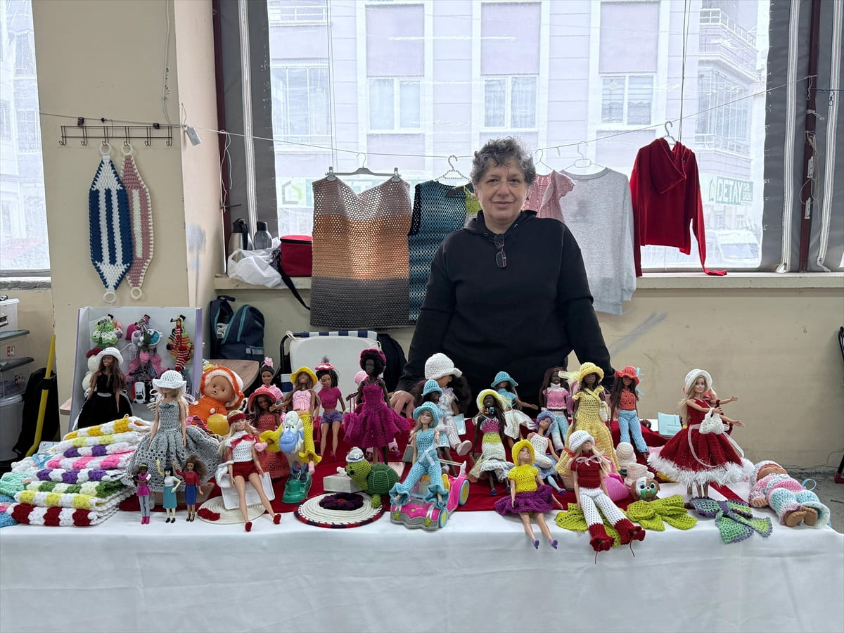 Samsun'da yaşayan 60 yaşındaki Şaziye Kardaş, sanatçıların giyim tarzlarından esinlenerek oyuncak...