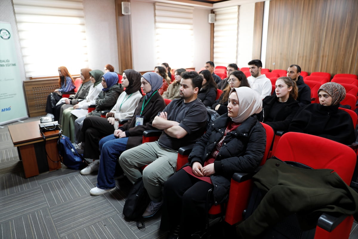 Samsun'da Yeşilay gönüllüsü üniversite öğrencilerine "Afet farkındalığı ve hayatta kalma" eğitimi...