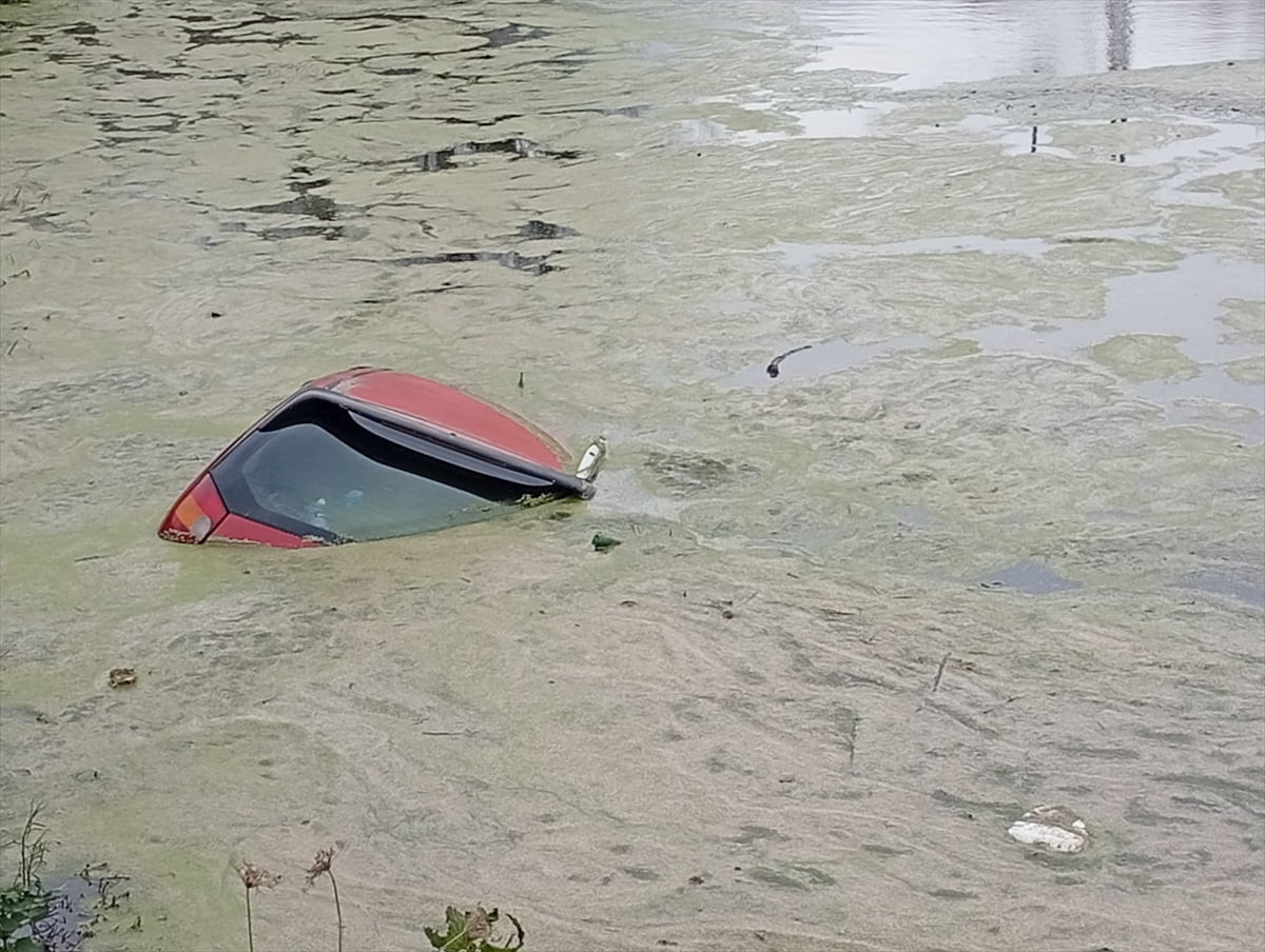Samsun'un 19 Mayıs ilçesinde otomobilin fındık sulama göletine devrilmesi sonucu 2 kişi...