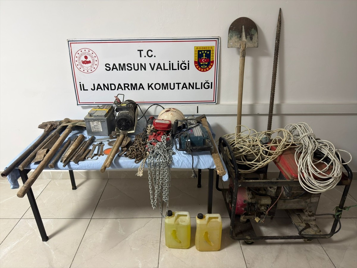 Samsun'un Alaçam ilçesinde izinsiz kazı yapan 4 kişi suçüstü yakalandı.