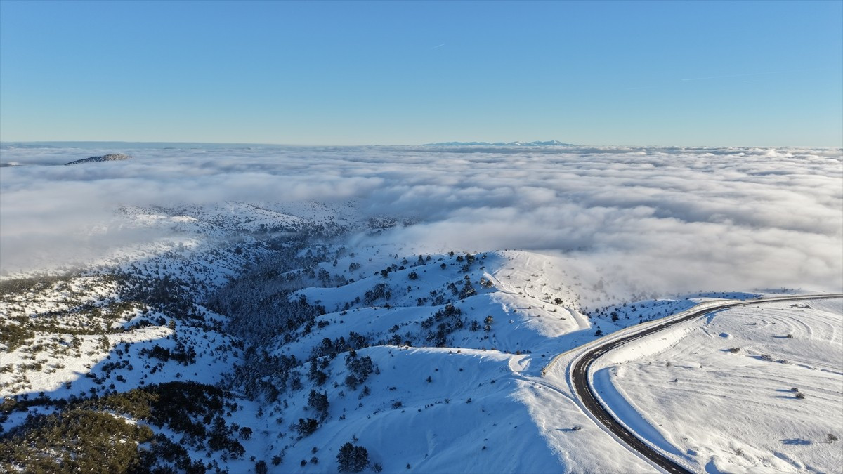 Samsun'un Alaçam ilçesinde karla kaplanan Dürtmen Dağı'nda oluşan sis dronla kaydedildi.