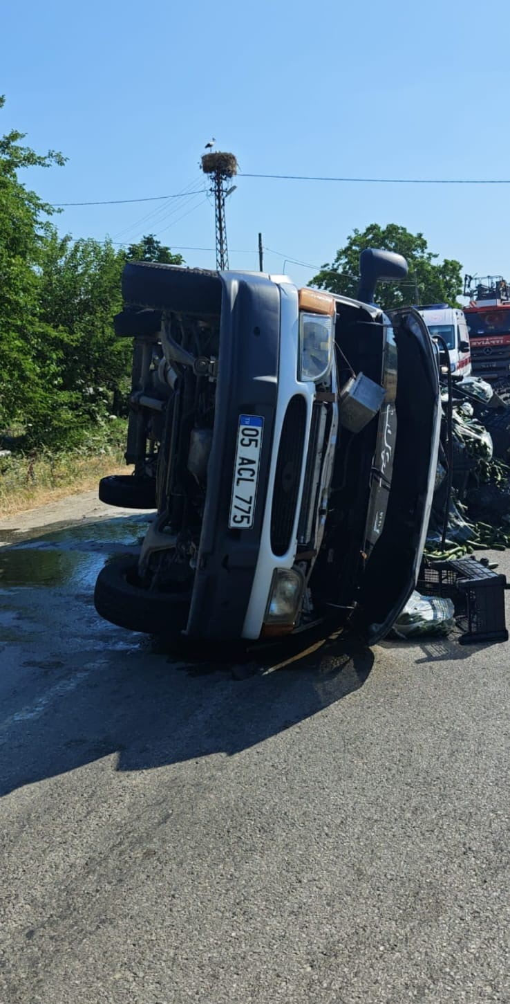 SAMSUN'UN ALAÇAM İLÇESİNDE LASTİĞİ PATLAYAN ARAÇ DEVRİLDİ