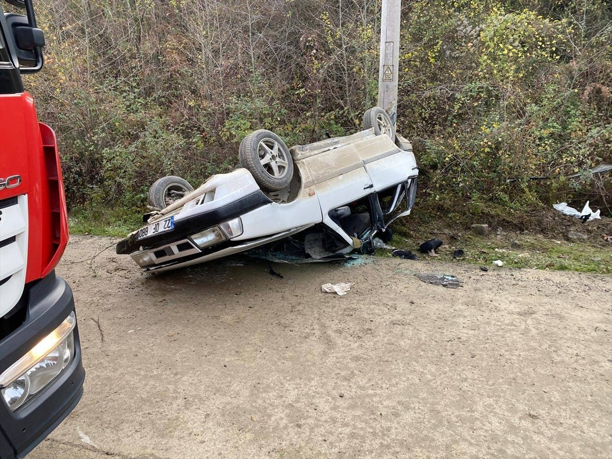 Samsun'un Alaçam ilçesinde otomobilin devrilmesi sonucu 1 kişi hayatını kaybetti, 4 kişi...