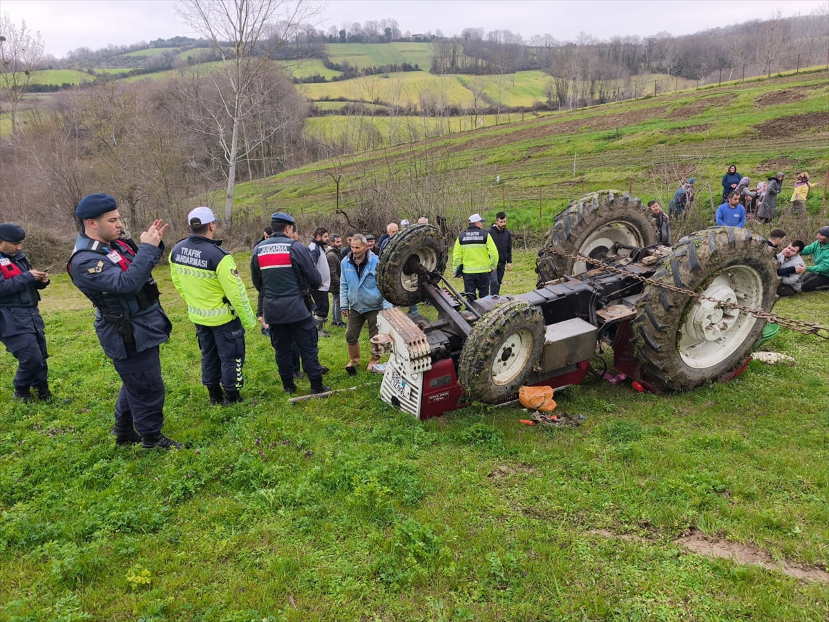 Samsun'un Alaçam ilçesinde traktörün devrilmesi sonucu 1 kişi yaşamını yitirdi, 1 kişi...