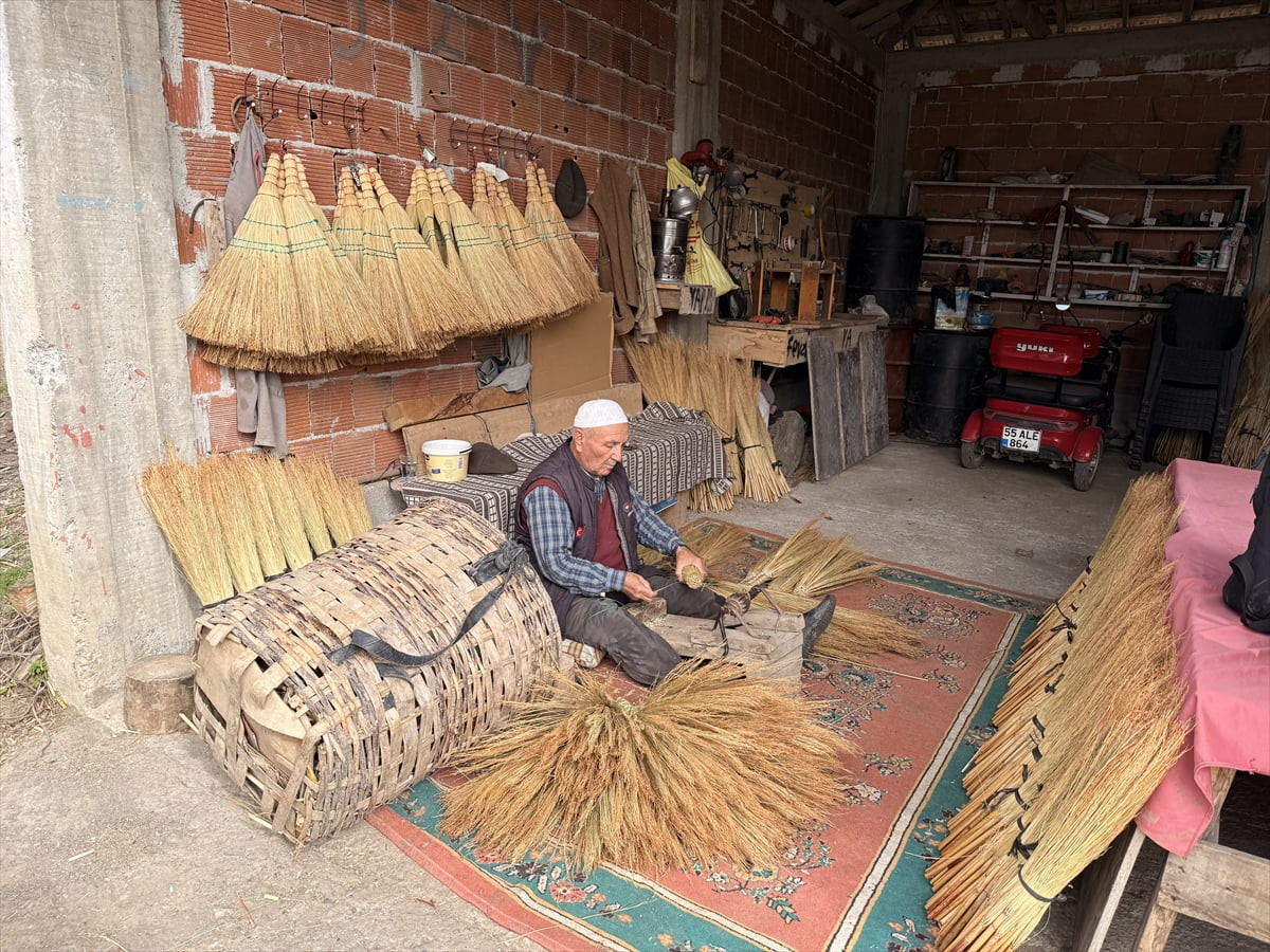 Samsun'un Alaçam ilçesinde yaşayan 80 yaşındaki Feyzul Yıldırım, 15 yıldır süpürgecilik mesleğini...