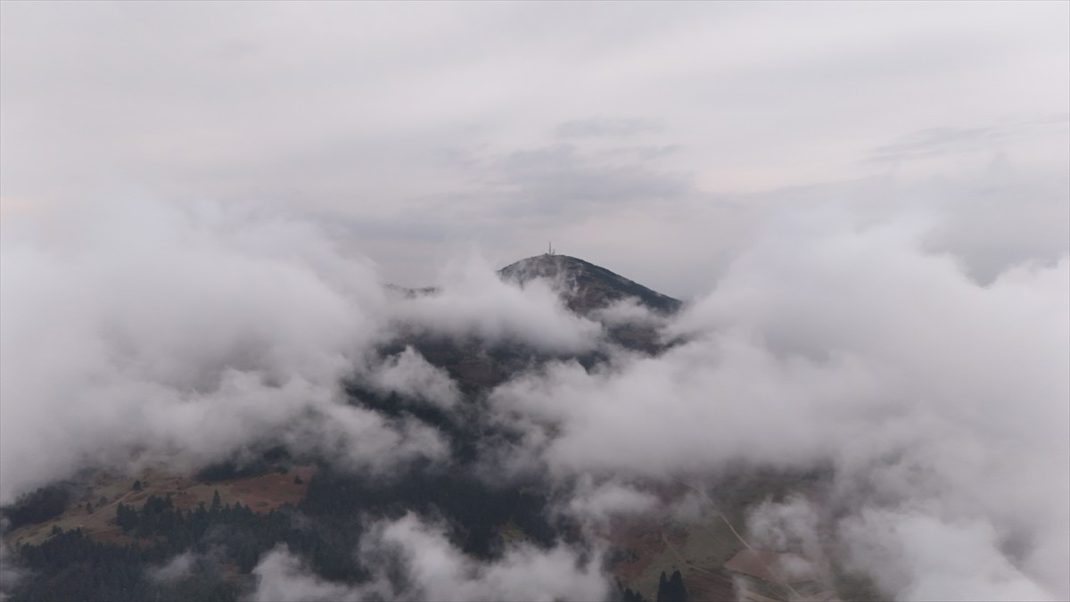 Samsun'un Alaçam ilçesindeki 1650 rakımlı Dürtmen Dağı'nda oluşan "sis denizi" dronla...