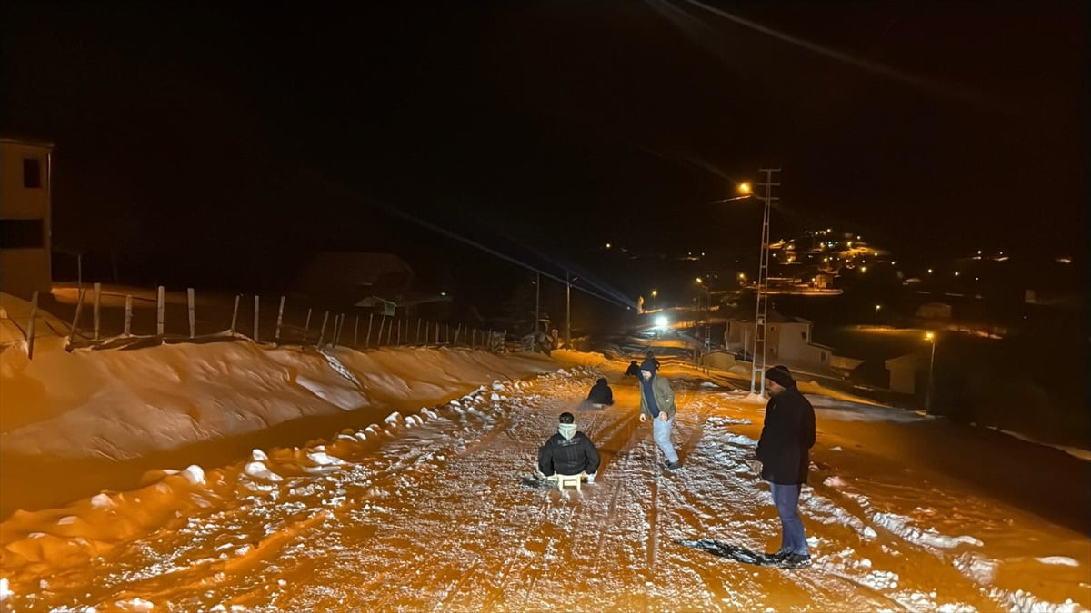 Samsun'un Alaçam ilçesindeki Kızlan Yaylası'nda vatandaşlar karın keyfini kızakla kayarak...