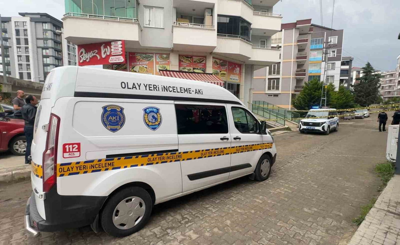 SAMSUN'UN ATAKUM İLÇESİNDE 4'ÜNCÜ KATTAN DÜŞEN KADIN AĞIR YARALANDI.