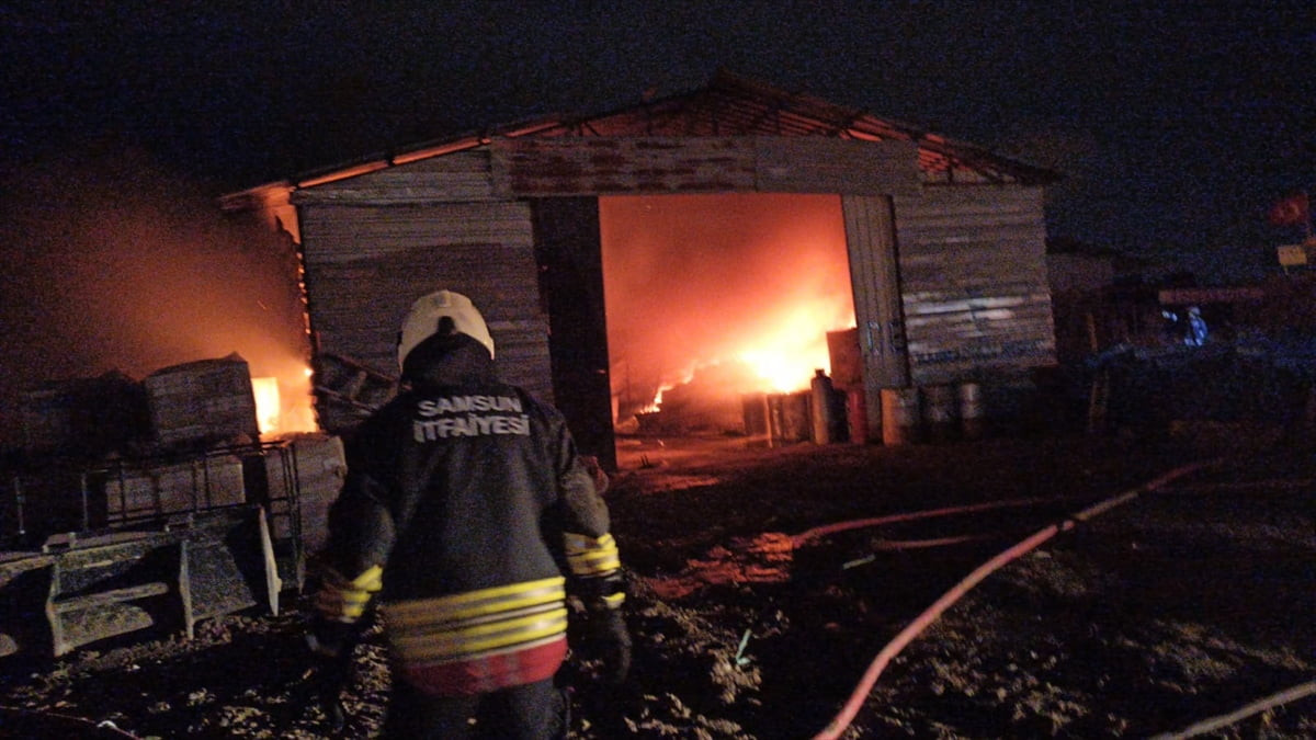 Samsun'un Atakum ilçesinde bir depoda çıkan yangın itfaiye ekiplerince söndürüldü.